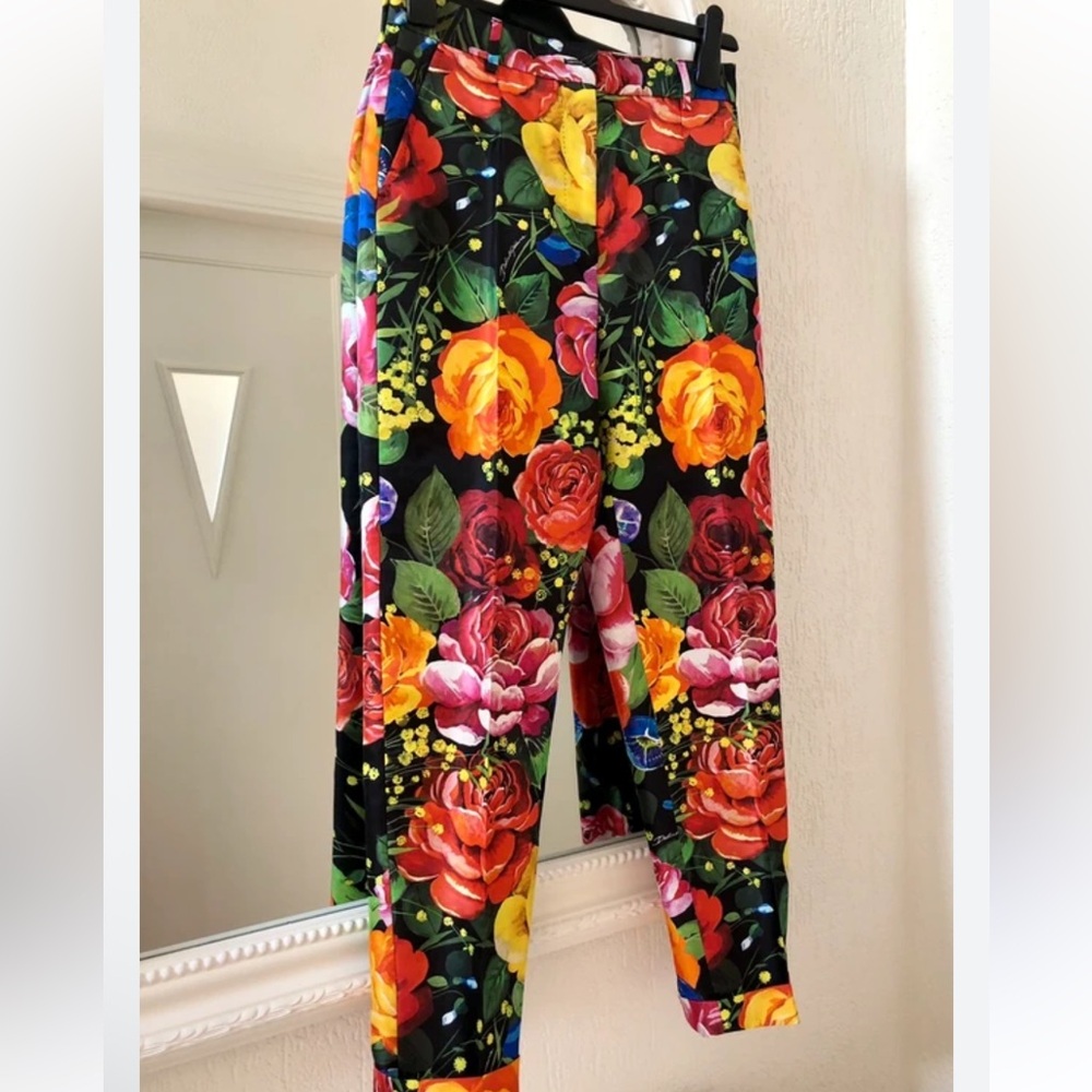 Dolce & Gabbana Floral pantsuit 
Floral-Print Shantung Silk pants 🌺